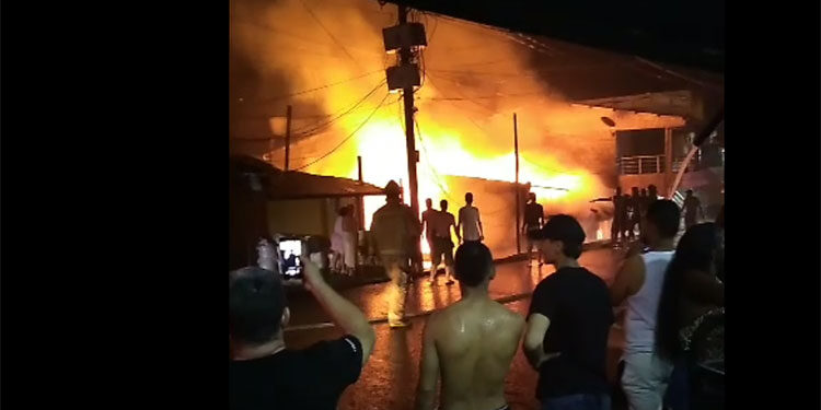 Incendio dejó un inmueble en cenizas