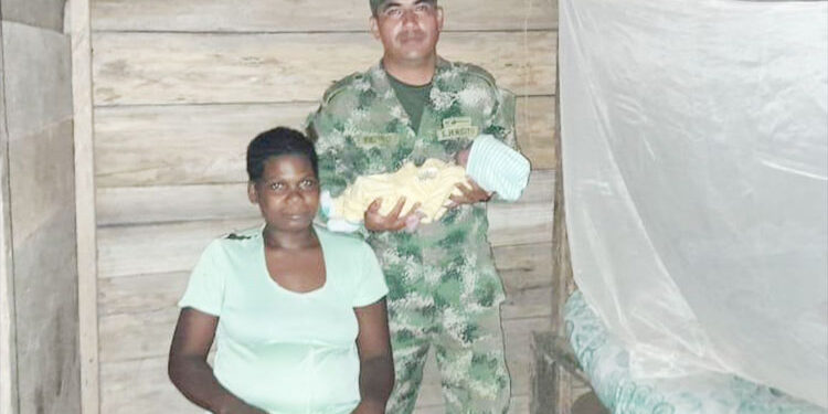 Alto Baudó: soldado del Ejército Nacional atendió un parto en Chachajo