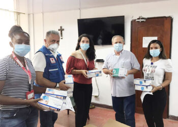 Donan guantes y tapabocas al Hospital San Francisco de Asis