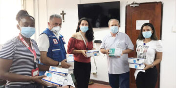Donan guantes y tapabocas al Hospital San Francisco de Asis