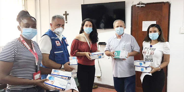 Donan guantes y tapabocas al Hospital San Francisco de Asis