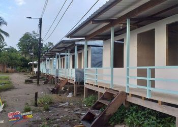 Litoral de San Juan: viviendas, motores fuera de borda y colegios indígenas