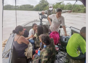 Rescatan a diez personas en el río Curbaradó