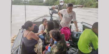 Rescatan a diez personas en el río Curbaradó