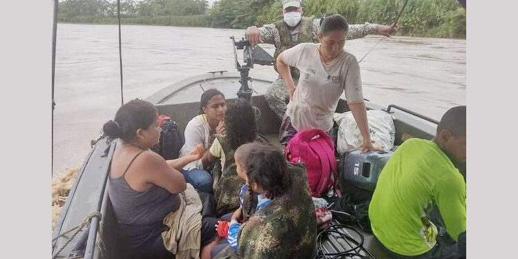 Rescatan a diez personas en el río Curbaradó