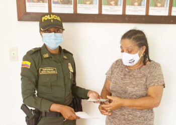 Nuquí: mujer policía regresa dinero perdido a su dueña