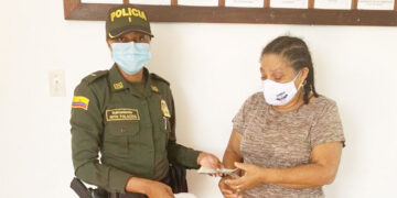 Nuquí: mujer policía regresa dinero perdido a su dueña