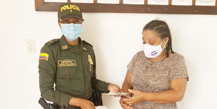 Nuquí: mujer policía regresa dinero perdido a su dueña