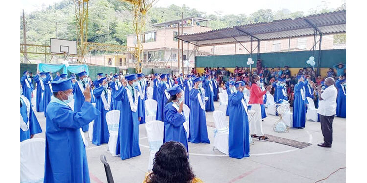 Se gradúan 48 indígenas como docentes