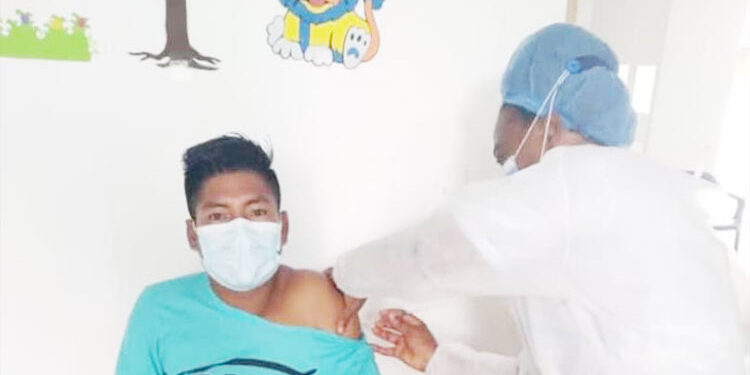 Robinson Tapí, primer indígena chocoano que se vacunó contra el Covid-19