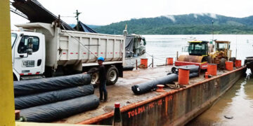 Llega a Bahía Solano primera maquinaria para vía Mutis-El Valle