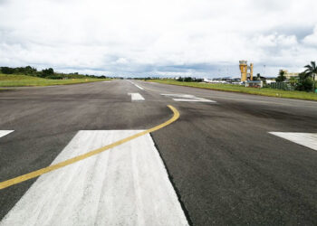Mejoran señalización en la pista del aeropuerto El Caraño