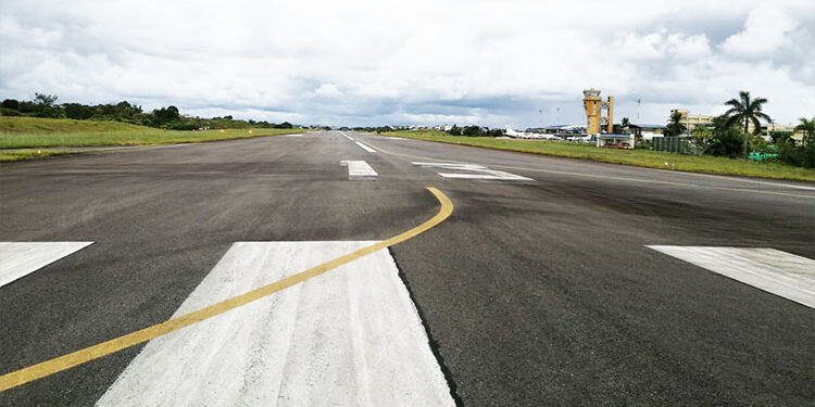 Mejoran señalización en la pista del aeropuerto El Caraño