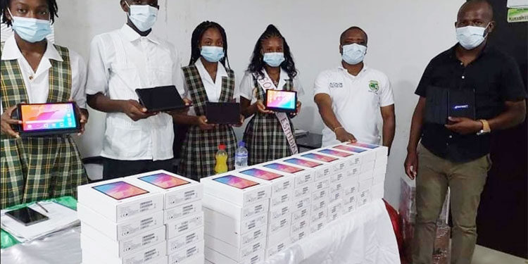 Alto Baudó: entrega de 168 tablets y 4 motores