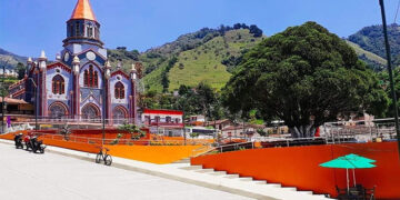 Carmen de Atrato: limpieza de microcuencas, adecuación de colegio y del alumbrado público
