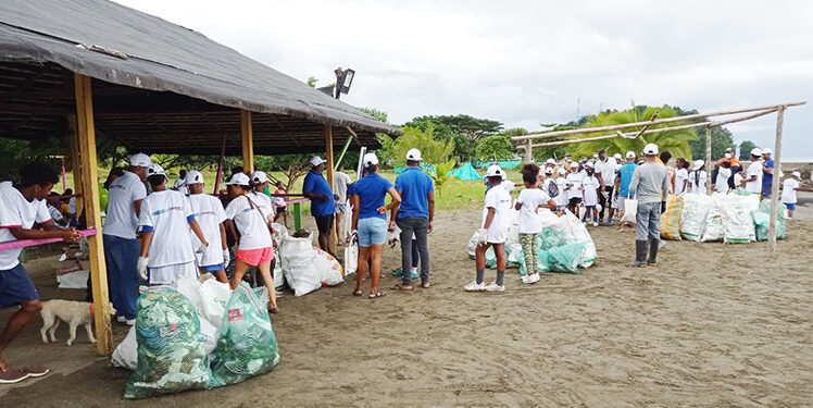 Jornada de limpieza de playas en Nuquí