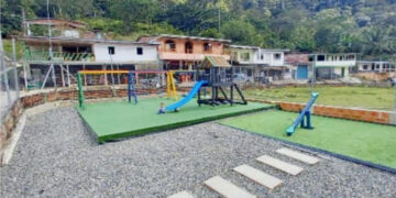 Entregan parque infantil en La Italia