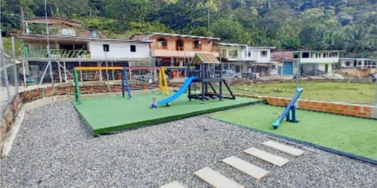 Entregan parque infantil en La Italia