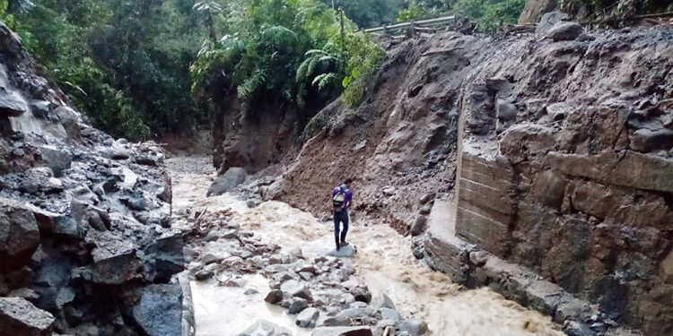Cerrada la vía Quibdó-Medellín por caída de puente