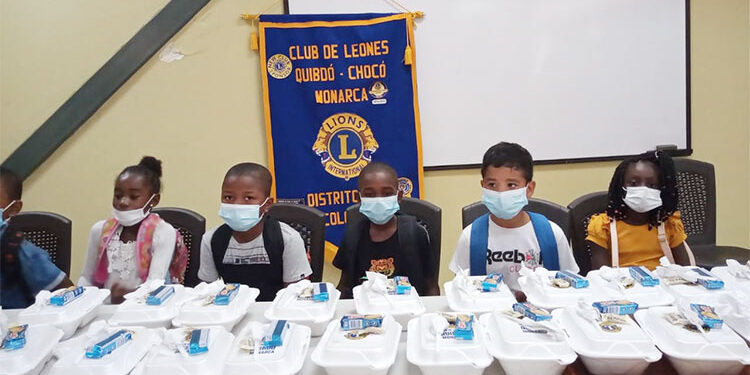 Club de Leones Quibdó Monarca llevó almuerzos a estudiantes