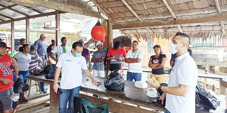Nuquí: entregan motores a pescadores artesanales