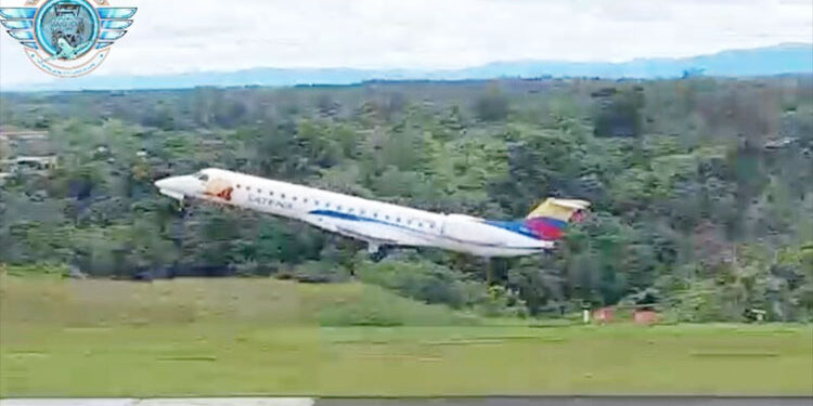 Aterrizaje y despegue de Embraer E145 de Satena en Quibdó