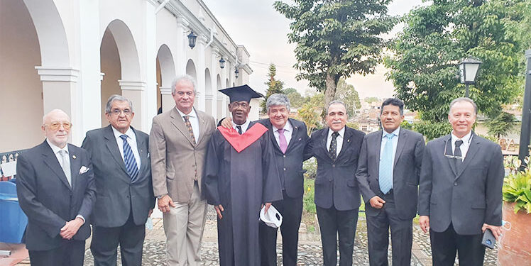 Entregaron diploma Honoris Causa a D’Yamil Bedoya Córdoba