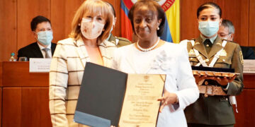 Lucy Bejarano recibió hoy alto reconocimiento al mérito judicial