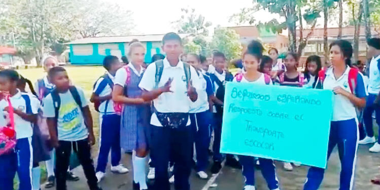 Riosucio: paro estudiantil en Blanquicet por falta de transporte escolar.
