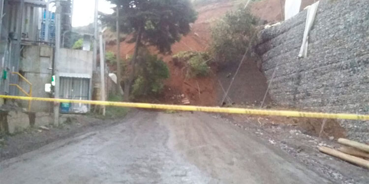 Gran derrumbe en la vía Carmen de Atrato-Urrao
