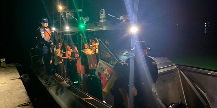 Armada detiene embarcación con 13 migrantes en Sapzurro
