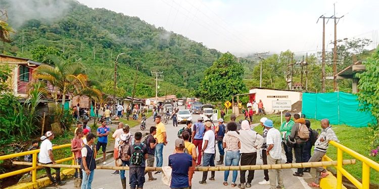 Habitantes de Santa Cecilia cierran la vía Quibdó-Pereira
