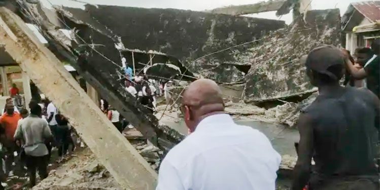 Tadó: 8 heridos por caída de bóveda en el cementerio