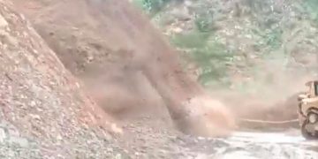 Un muerto, dos heridos y dos desaparecidos por derrumbe en vía Quibdó-Medellín
