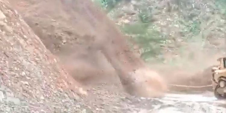 Un muerto, dos heridos y dos desaparecidos por derrumbe en vía Quibdó-Medellín