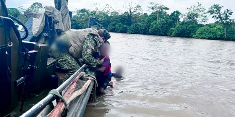 Rescatan a dos menores en el río Atrato