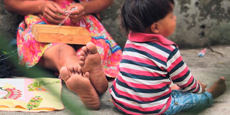 Más indígenas chocoanos piden limosna en Medellín