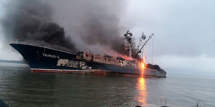 Incendio en el barco atunero Taurus I