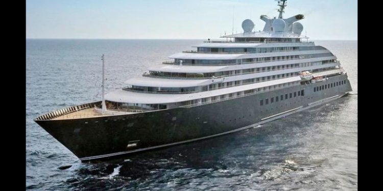 Un exclusivo crucero con helicópteros y submarino llegó a la ensenada de Utría