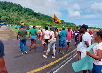 Habitantes de El Valle protestan y cierran el aeropuerto de Bahía Solano