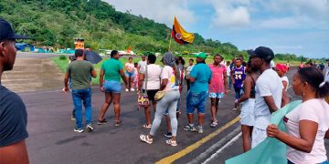 Habitantes de El Valle protestan y cierran el aeropuerto de Bahía Solano