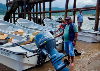 Entregan botes para pesca en Bahía Solano