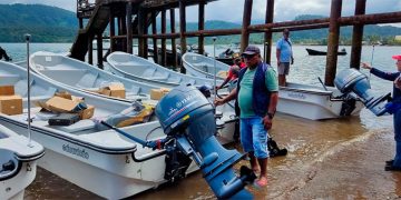 Entregan botes para pesca en Bahía Solano