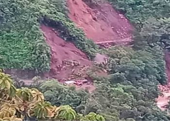 Un derrumbe sepultó un bus que cubría la ruta Cali-Condoto