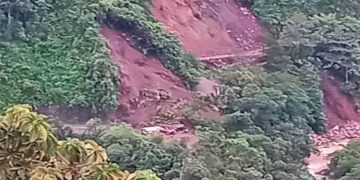 Un derrumbe sepultó un bus que cubría la ruta Cali-Condoto