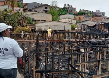 Entregan ayuda a damnificados por incendio