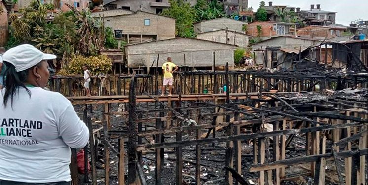 Entregan ayuda a damnificados por incendio
