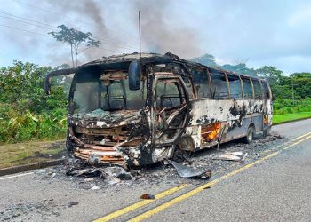 ELN quemó otro bus en la vía Tadó-Pereira