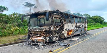 ELN quemó otro bus en la vía Tadó-Pereira
