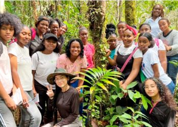 Estudiantes del Semillero de Investigación en Manejo y Gestión de la Vida Silvestre del Chocó, del Programa de Biología con un Zamia pyrophylla encontrada durante los trabajos de campo en la Estación Biológica y Agroambiental ZAMIA.